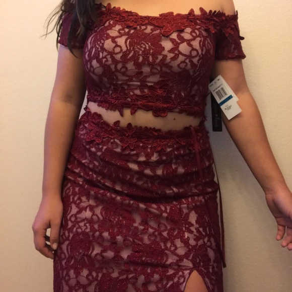 nude and red lace gown - Picture 2 of 4